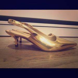Brand New Michael Kors Gold heels size 6